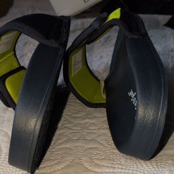 💲⬇️Puma Kids Sandals - Black and Gray - Picture 9 of 11